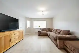 3 Walnut Way, photo 2