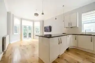 30 Grovelands Road, photo 2