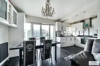 30 Holyrood Avenue, photo 4