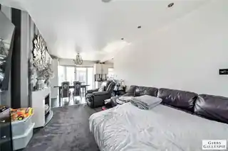 30 Holyrood Avenue, photo 2