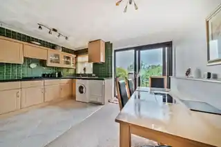 30 Iverhurst Close, photo 2