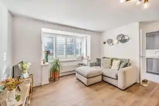 30 Sutton Crescent, photo 3