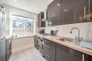 30 Sutton Crescent, photo 4