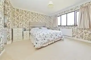 30 Sweetcroft Lane, photo 3