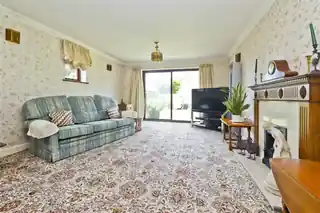 30 Sweetcroft Lane, photo 2