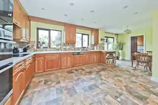 30 Sweetcroft Lane, photo 4