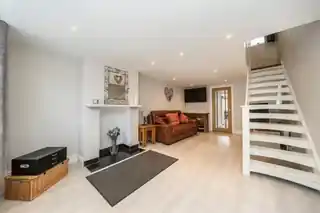 302 Hanworth Road, photo 2