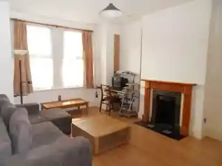 305 Hanworth Road, photo 2