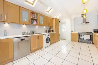 31 Canbury Avenue, photo 3