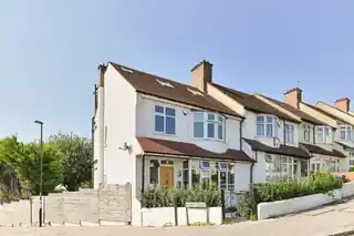 31 Canham Road, photo 2