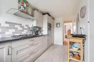 31 Capel Close, photo 3