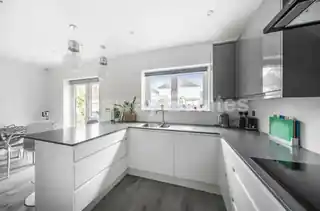 31 Derwent Avenue, photo 3