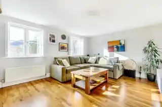 31 Livesey Close, photo 2
