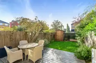 31 Livesey Close, photo 4