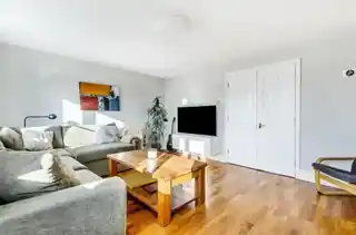 31 Livesey Close, photo 3