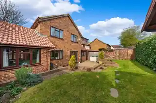31 Oaklands Way, photo 2