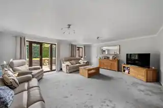 31 Oaklands Way, photo 3