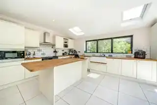 31 Somertrees Avenue, photo 3