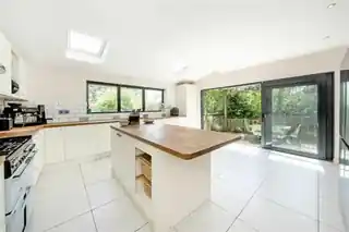 31 Somertrees Avenue, photo 2
