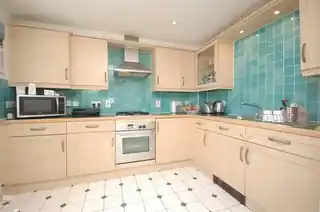 312 Hanworth Road, photo 3