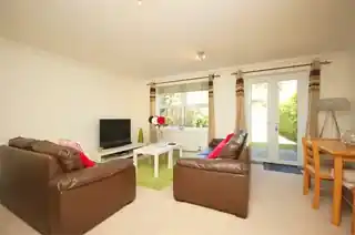 312 Hanworth Road, photo 2