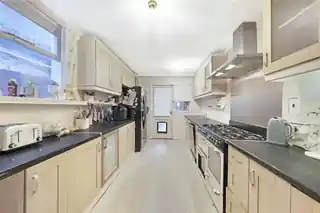 317 Capworth Street, photo 4