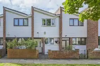 32 Annie Besant Close, photo 2