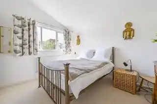 32 Annie Besant Close, photo 4