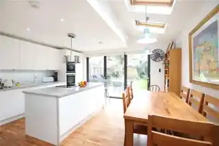 32 Avenell Road, photo 3
