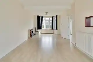 32 Broadcroft Avenue, photo 2