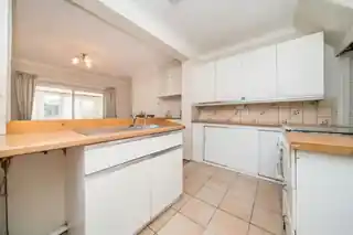32 Ditton Hill Road, photo 3