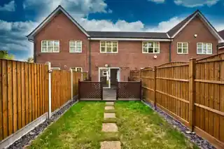 32 Heathside Close, photo 2