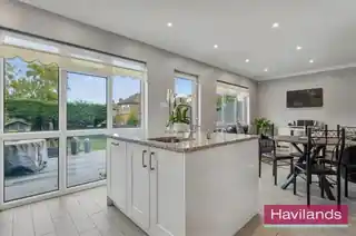32 Lonsdale Drive, photo 3