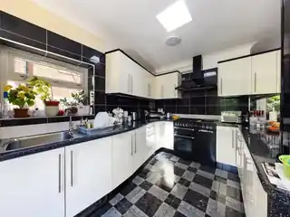 321 Bedfont Lane, photo 4
