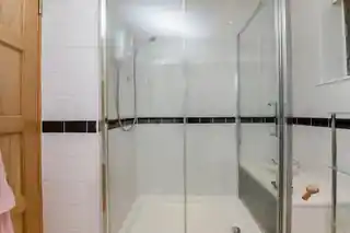 325 Alexandra Road, photo 4