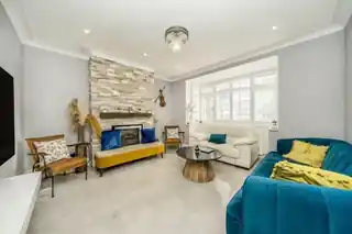 327 Hounslow Road, photo 2