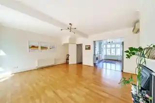 328 Alexandra Park Road, photo 3
