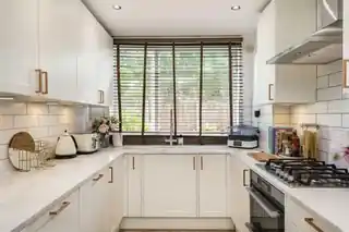 328 Dowdeswell Close, photo 3