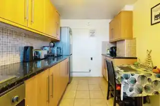 329 Hanbury Street, photo 3