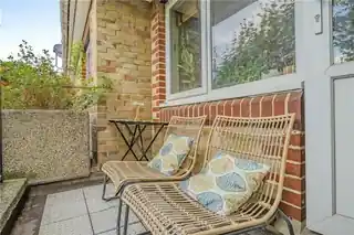 33 Bath Close, photo 2