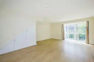 33 Braybrooke Gardens, photo 2