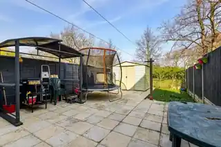33 Furneaux Avenue, photo 3