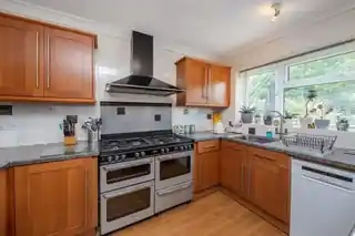 33 Whitton Waye, photo 3