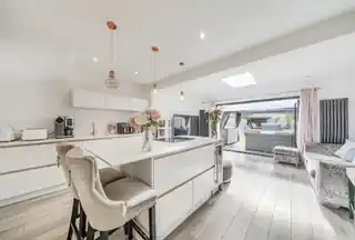 337 Bishopsford Road, photo 3