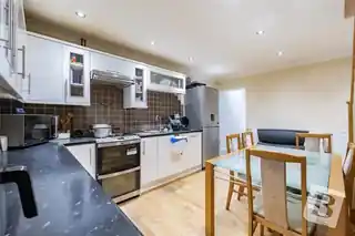 34 Holden Close, photo 2