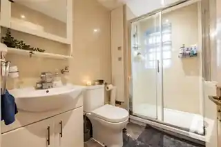 34 Holden Close, photo 3