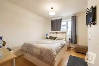 34 Holden Close, photo 4