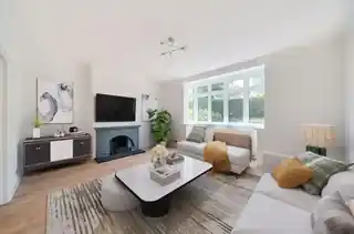 34 Woodcote Grove Road, photo 2