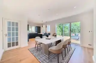 34 Woodcote Grove Road, photo 3
