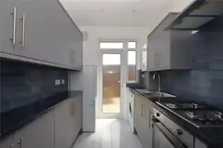 342 High Road, photo 3